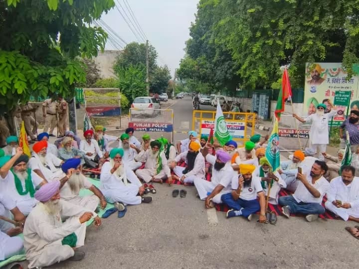 Sangrur Farmers protest outside CM Bhagwat Mann house demanding compensation for damage caused by flood ANN Sangrur Farmers Protest: संगरूर में CM मान के घर के बाहर किसानों का धरना, बाढ़ से हुए नुकसान का मांगा मुआवजा