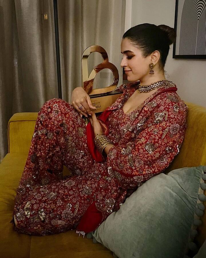 सान्या मल्होत्रा ने धीरे-धीरे ही सही लेकिन बॉलीवुड एक्ट्रेस की लीग में एक अहम जगह हासिल कर ली है. हाल ही में रिलीज हुई शाहरुख खान की बंपर हिट जवान में भी सान्या मल्होत्रा अहम किरदार में दिखाई दी हैं. अपने एक्शन पैक्ड किरदार को सान्या ने इस कदर शिद्दत से निभाया है कि एक्टिंग पर उनकी महारत दिखने लगी है. आज आपको दंगल, बधाई हो, पगलैट और शकुंतला देवी जैसी फिल्मों से पहचान बनाने वाली सान्या मल्होत्रा का घर दिखाते हैं.