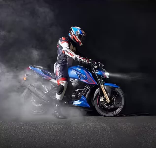 ਪੰਜਵੀਂ ਸਭ ਤੋਂ ਵੱਧ ਚੋਰੀ ਹੋਈ ਬਾਈਕ TVS ਮੋਟਰਸ ਦੀ TVS Apache ਹੈ। ਆਪਣੀ ਜ਼ਬਰਦਸਤ ਸਪੋਰਟੀਨੇਸ ਦੇ ਕਾਰਨ ਇਸ ਬਾਈਕ ਨੂੰ ਘਰੇਲੂ ਬਾਜ਼ਾਰ 'ਚ ਕਾਫੀ ਪਸੰਦ ਕੀਤਾ ਜਾਂਦਾ ਹੈ।
