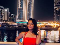 Ivana Photos : துபாய் விளக்குளில் மிளிரும் லவ் டுடே நடிகை இவானா!