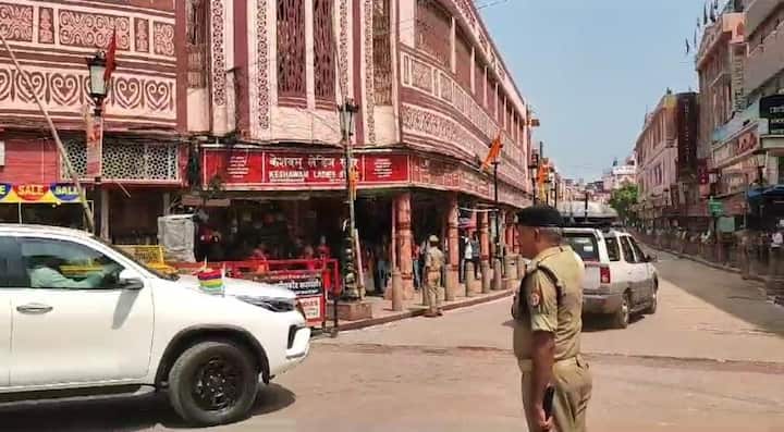 एयरपोर्ट के पास से उनका काफिला सीधे वाराणसी के नदेसर स्थित ताज होटल पहुंचा. एयरपोर्ट से होटल गुजरते समय रास्ते में उनका पारंपरिक तरीके से स्वागत किया गया.