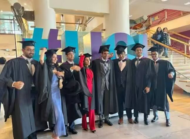 ਕੋਲਕਾਤਾ ਦੇ ਪ੍ਰਿੰਸ ਵਜੋਂ ਜਾਣੇ ਜਾਂਦੇ ਸੌਰਭ ਗਾਂਗੁਲੀ ਆਪਣੀ ਪਤਨੀ ਨਾਲ ਧੀ ਸਨਾ ਦੇ ਕਨਵੋਕੇਸ਼ਨ ਸਮਾਰੋਹ 'ਚ ਪਹੁੰਚੇ। ਸਨਾ ਨੇ ਯੂਨੀਵਰਸਿਟੀ ਕਾਲਜ ਲੰਡਨ (UCL) ਵਿੱਚ ਦਾਖ਼ਲਾ ਲੈ ਕੇ ਆਪਣੇ ਲਈ ਇੱਕ ਵੱਖਰਾ ਕਰੀਅਰ ਚੁਣਿਆ ਸੀ।