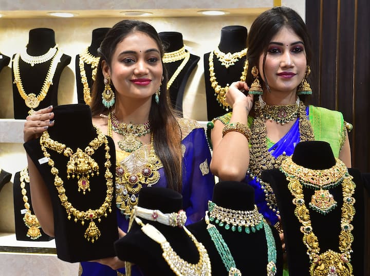 সোনা ও রুপো কেনার সময়ে উপরে উল্লিখিত দামের সঙ্গে আরও ৩ শতাংশ GST যুক্ত হবে। অর্থাৎ উপরে যে দামগুলি উল্লেখ করা হয়েছে তার সঙ্গে জিএসটি যুক্ত করা নেই। তথ্যসূত্র: স্বর্ণশিল্প বাঁচাও কমিটি (SSBC)*