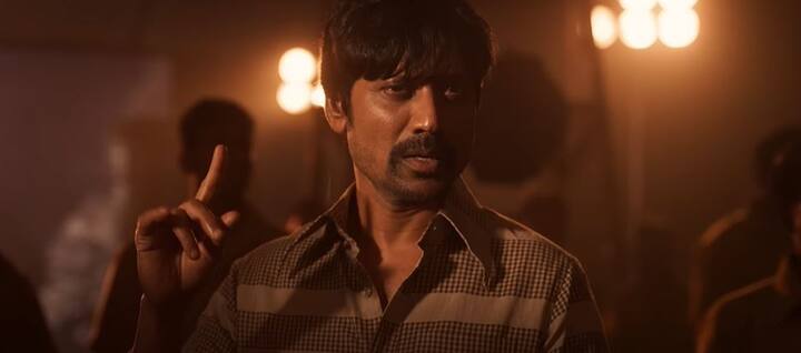 இதில் எஸ்.ஜே.சூர்யாவை பார்க்க சினிமா இயக்குநர் போல தெரிகிறது.  கேங்ஸ்டரான லாரன்ஸின் கண்ட்ரோலில் இருக்கும் இடத்தில் படப்பிடிப்பு எடுக்கப்படும் காட்சிகள் இடம்பெற்றுள்ளது. இவர்களுக்கு இடையில், நடக்கும் பிரச்சினைகளையும் அதன் கிளைக்கதைகளையும் விவரிக்கும் படமாக ஜிகர்தண்டா டபுள் எக்ஸ் இருக்கலாம்.