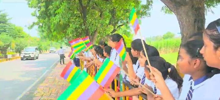 स्कूली बच्चों ने भारत और मॉरीशस के झंडे के साथ मॉरीशस के प्रधानमंत्री प्रविंद जुगनाथ का अभिनंदन किया.