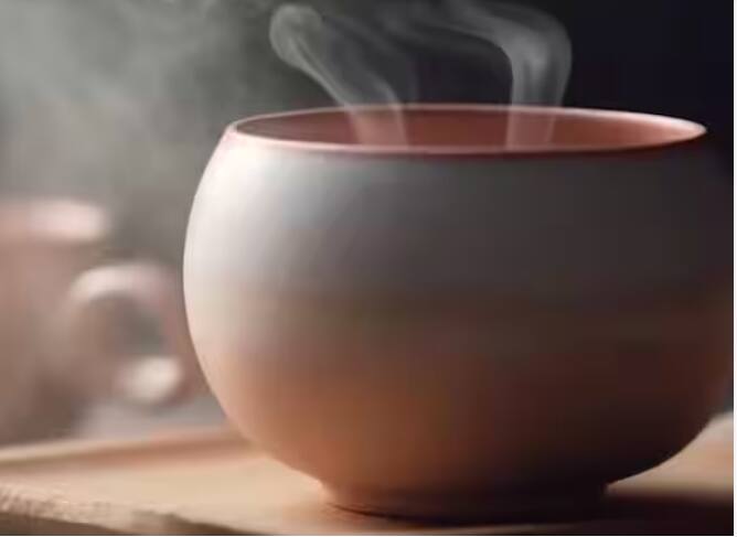 ਹੁਣ ਸਰਦੀਆਂ ਆਉਣ ਵਾਲੀਆਂ ਹਨ, ਅਜਿਹੇ ਵਿੱਚ ਜੇਕਰ ਗਰਮ-ਗਰਮ ਅਦਰਕ ਵਾਲੀ ਚਾਹ ਮਿਲ ਜਾਵੇ। ਅਦਰਕ ਦੀ ਚਾਹ ਨਾ ਸਿਰਫ ਆਰਾਮ ਦਿੰਦੀ ਹੈ ਬਲਕਿ ਇਹ ਗਲੇ ਦੀ ਇਨਫੈਕਸ਼ਨ ਤੋਂ ਵੀ ਬਹੁਤ ਰਾਹਤ ਦਿੰਦੀ ਹੈ।