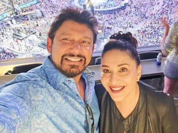 Beyonce के कॉन्सर्ट में पहुंची Madhuri Dixit, पति नेने के साथ दिए ऑन स्टेज पोज, देखें वीडियो Beyonce के कॉन्सर्ट में पहुंची Madhuri Dixit, पति नेने के साथ दिए ऑन स्टेज पोज, देखें वीडियो