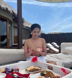 Sonal Chauhan: బికినీలో సోనాల్- మాల్దీవుల్లో మస్త్ మజా