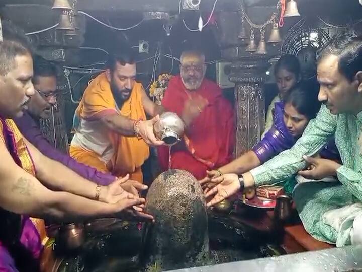 मध्यरात्रीपासूनच भाविक येथे दाखल होऊ लागले होते.