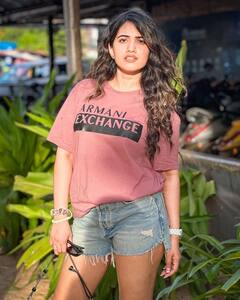 Sravanthi Chokarapu: పొట్టి నిక్కరులో స్రవంతి- కవ్వించే అందాలతో కనువిందు