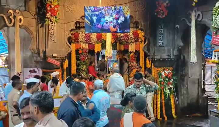 यावेळी मंदिरात मोठं उत्साहाचं वातावरण तयार झालं होतं.