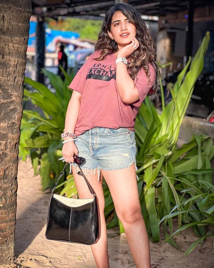 ప్రీ రిలీజ్ ఈవెంట్స్ కి యాంకర్ గా చేస్తూ ఫుల్ బిజీగా మారింది. .Photo Credit: sravanthi_chokarapu/ instagram