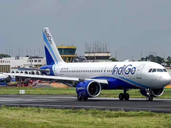 passenger beaten up in indigo flight from Guwahati to Agartala tried to open the emergency door of the plane गुवाहाटीहून अगरतळाला जाणाऱ्या विमानात प्रवाशाला मारहाण, नशेत विमानाचा आपत्कालीन दरवाजा उघडण्याचा प्रयत्न