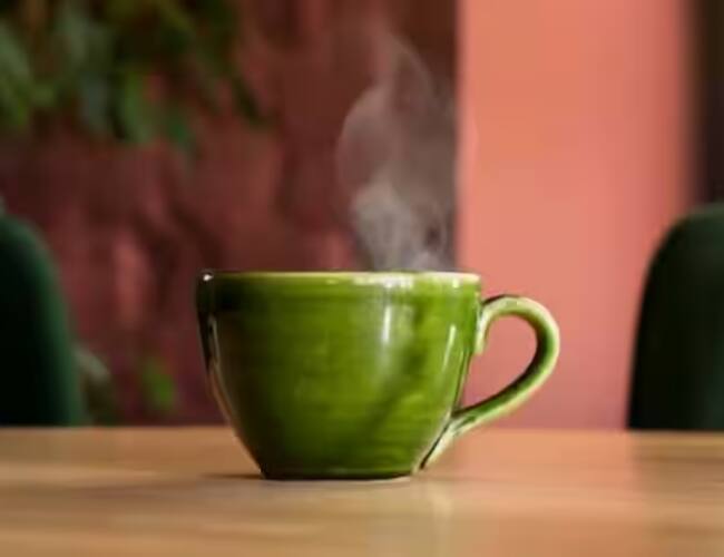 ਹੁਣ ਦੁੱਧ ਪਾ ਕੇ ਚੰਗੀ ਤਰ੍ਹਾਂ ਮਿਲਾਓ। ਚੀਨੀ ਪਾਓ ਅਤੇ ਚਾਹ ਨੂੰ ਆਖਰੀ ਉਬਾਲਾ ਦੇ ਕੇ ਲਿਆਓ। ਚਾਹ ਨੂੰ ਸਿੱਧੇ ਕੱਪ ਵਿੱਚ ਛਾਣ ਕੇ ਸਰਵ ਕਰੋ।