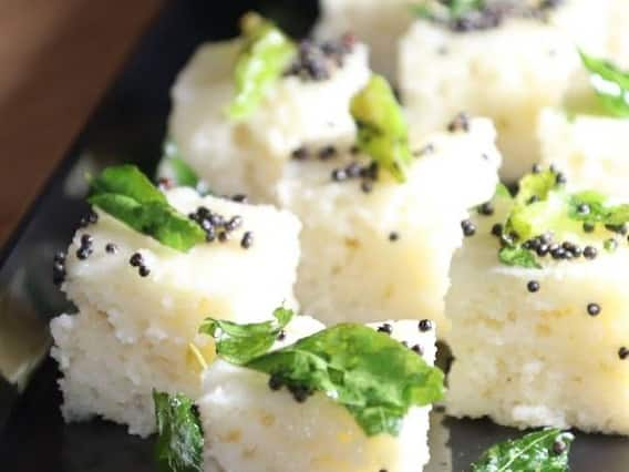 White Dhokla Recipe: घर पर बनाएं व्हाइट ढोकला, खट्टा और तीखा से भरपूर यह रेसिपी आपको खूब पसंद आएगी