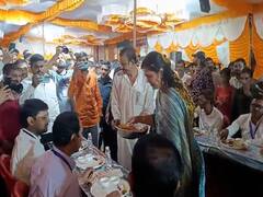 ...जेव्हा पंकजा मुंडे वाढपी होतात; कार्यकर्त्यांची पंगत बसली अन् पंकजा मुंडेंनी थेट जेवण वाढायलाच सुरुवात केली