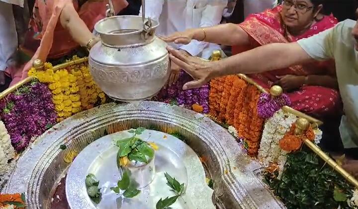 मंदिराला फुलांनी सजावट देखील करण्यात आली आहे.