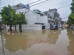 Lucknow Heavy Rainfall: लखनऊ में भारी बारिश से बिगड़े हालात, कई इलाकों में भरा घुटनों तक पानी, देखें तस्वीरें
