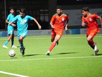 Under-16 SAFF Football: வா வந்தா.. வங்கதேசத்துக்கு எதிராக முரட்டுத்தனமாக இரண்டு கோல்.. இறுதிப்போட்டியில் சாம்பியனான இந்தியா!