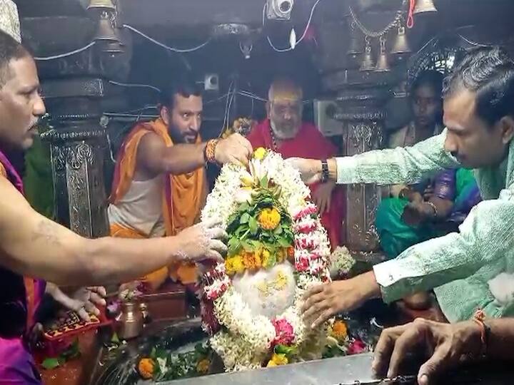 नागनाथाच्या भक्तांनी दर्शनासाठी मोठ्या प्रमाणात गर्दी केल्याचं पाहायला मिळत आहे.