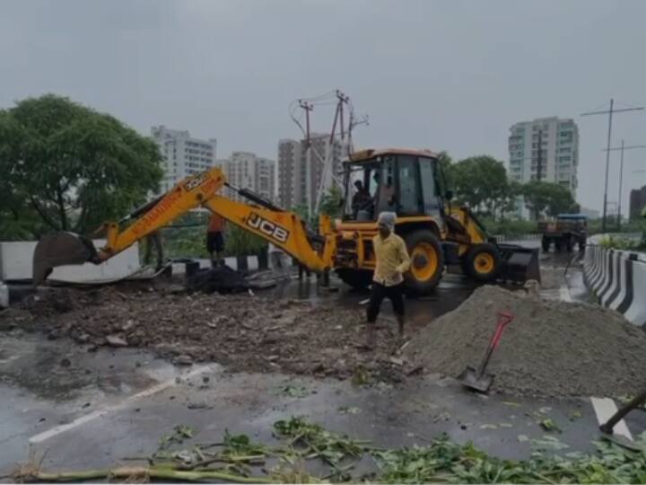 राजधानी में खराब मौसम और बारिश के अलर्ट को देखते हुए 12वीं तक के सभी सरकारी व गैर सरकारी स्कूलों का बंद कर दिया गया है.