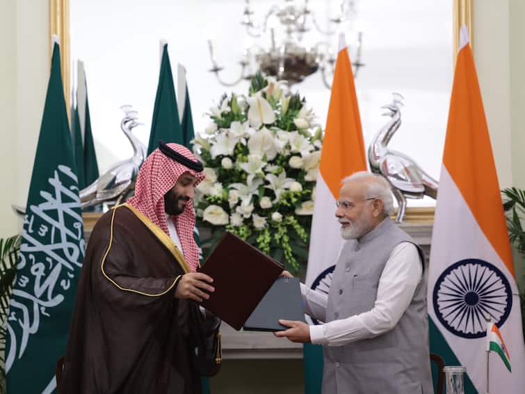 PM Narendra Modi Discussed with Saudi Crown Prince  Mohammed bin Salman on  wide ranging bilateral point detail marathi news PM Modi : सौदी अरेबियाचे क्राऊन प्रिन्स आणि पंतप्रधान मोदी यांच्यामध्ये द्विपक्षीय बैठक, महत्त्वाच्या करारांवर केल्या स्वाक्षऱ्या