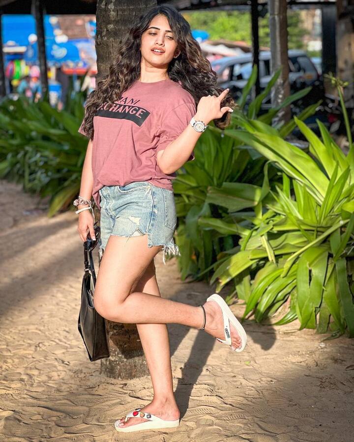 సోషల్ మీడియాలోనూ మస్త్ యాక్టివ్ గా ఉంటుంది.Photo Credit: sravanthi_chokarapu/ instagram