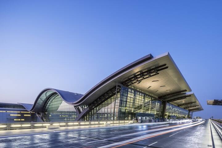 World's Most Beautiful Airports : जगातील काही सुंदर विमानतळं आहेत. ही विमानतळं पाहून तुम्हाला एखाद्या आलिशान हॉटेलमध्ये गेल्यासारखं वाटेल.