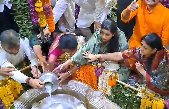 यावेळी त्यांनी दुग्धाभिषेकही केला.