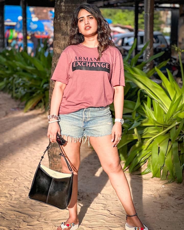 యూట్యూబ్ వీడియోలతో ఆకట్టుకుని, బిగ్ బాస్ హౌస్ లోకి అడుగు పెట్టింది. .Photo Credit: sravanthi_chokarapu/ instagram