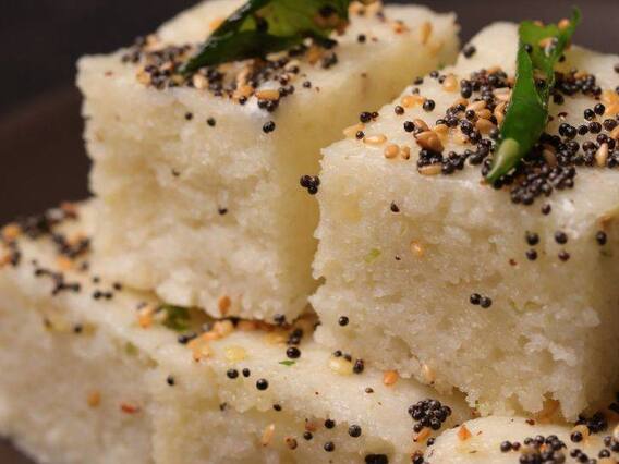 White Dhokla Recipe: घर पर बनाएं व्हाइट ढोकला, खट्टा और तीखा से भरपूर यह रेसिपी आपको खूब पसंद आएगी