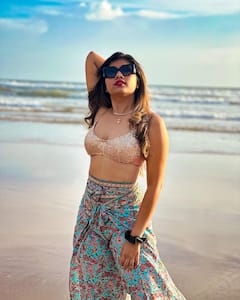 బీచ్ లో ఎద అందాలతో - హీట్ పెంచుతున్న రీతూ చౌదరి!