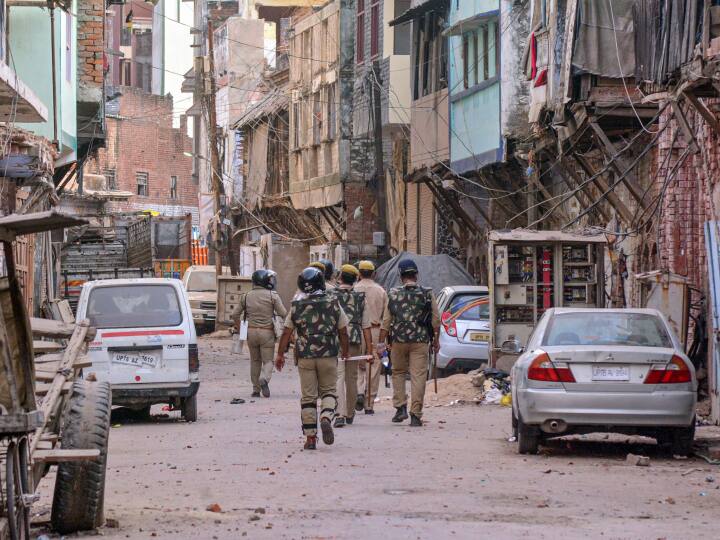 Satara Riots: महाराष्ट्र के सातारा में तनाव, दो समुदायों में पथराव और आगजनी, इंटरनेट सेवा बंद, जानें- क्यों भड़की हिंसा? Satara Communal Violence Stone Pelting in Two Communities One Person Injured Satara Riots: महाराष्ट्र के सातारा में तनाव, दो समुदायों में पथराव और आगजनी, इंटरनेट सेवा बंद, जानें- क्यों भड़की हिंसा?