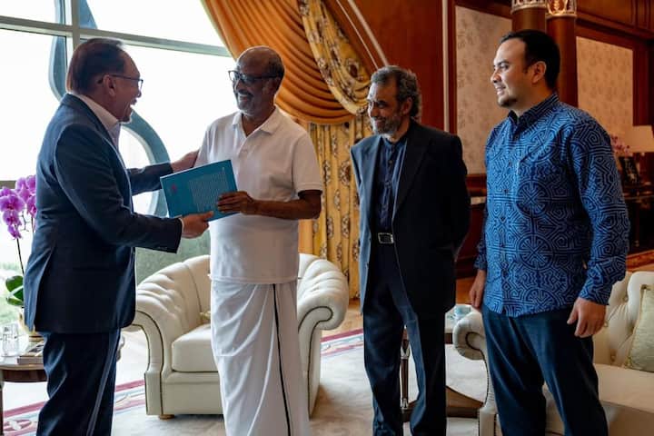 இது குறித்து மலேசிய பிரதமர் அன்வர் இப்ராஹிம் கூறியதாவது, “இன்று ஆசியாவிலும் சர்வதேச சினிமா அளவிலும் புகழ்பெற்ற இந்திய நடிகரான ரஜினிகாந்தை சந்தித்தேன். கஷ்டப்படும் மக்களை பற்றி பேசியபோது, மரியாதை கொடுத்து கவனித்தார். நாங்கள் பல விஷயங்கள் பற்றி பேசினோம். இனி அவர் நடிக்கவிருக்கும் படங்களில் சமூதாயம் தொடர்பான கூறுகளை சேர்க்க கோரிக்கை விடுத்தேன். இந்த துறையில் ரஜினிகாந்த் மேன்மேலும் வளர வேண்டும் என பிரார்த்தனை செய்கிறேன்.”
