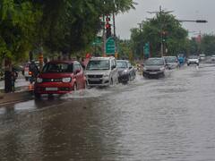 Lucknow Heavy Rainfall: लखनऊ में भारी बारिश से बिगड़े हालात, कई इलाकों में भरा घुटनों तक पानी, देखें तस्वीरें