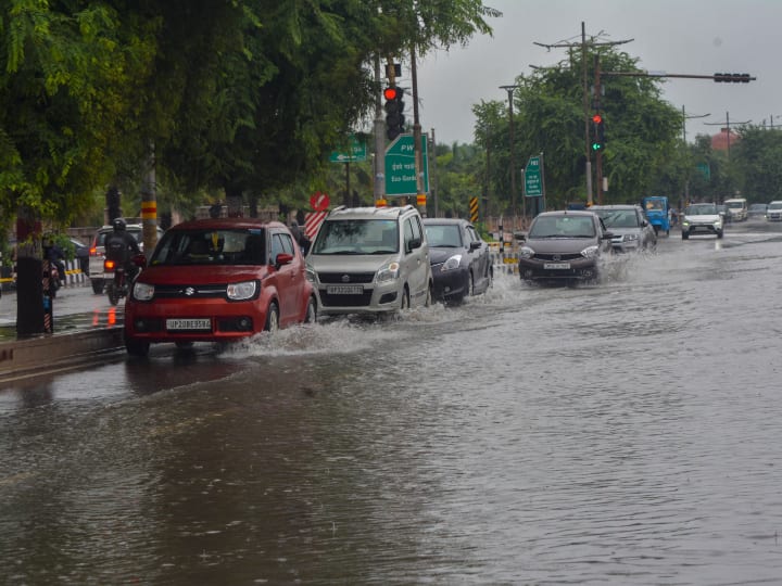 लखनऊ में रविवार की रात से ही तेज बारिश हो रही है, जिसकी वजह कई इलाकों में जल जमाव की स्थिति पैदा हो गई है, तो वहीं कई जगहों की बत्ती भी गुल हो गई है.