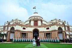 PICS: राष्ट्रपति भवन पहुंचे सऊदी अरब के क्राउन प्रिंस मोहम्मद बिन सलमान तो पीएम मोदी ने लगा लिया गले, देखें तस्वीरें