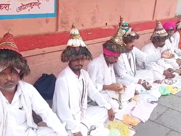 तसेच मंदिर परिसरात फुलांचे दुकाने सजली असून, भाविकांची देखील गर्दी पाहायला मिळत आहे.