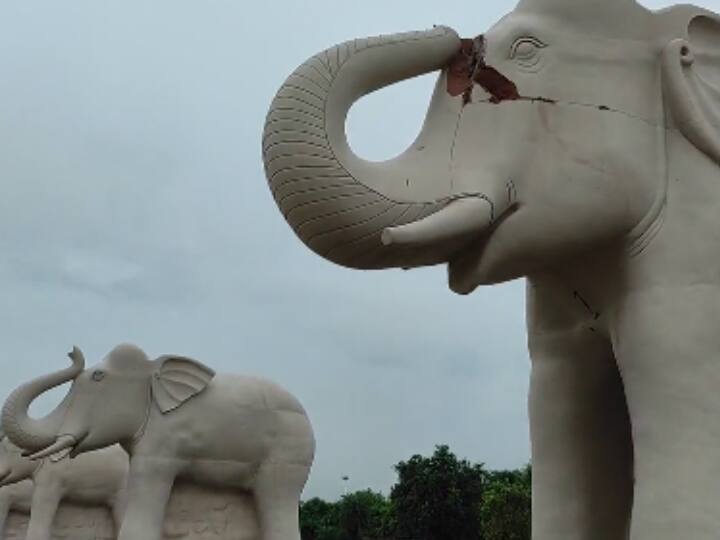 रातभर हुई बारिश की वजह से लखनऊ के अंबेडकर पार्क में हाथी की मूर्ति को भी नुकसान पहुंचा है. इस हाथी की मूर्ति का एक दांत और आंख के पास क्षति पहुंची है