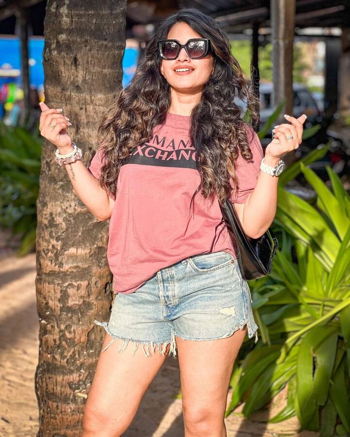 బిగ్ బాస్ షో తర్వాత యాంకర్ గా సత్తా చాటుతోంది. Photo Credit: sravanthi_chokarapu/ instagram