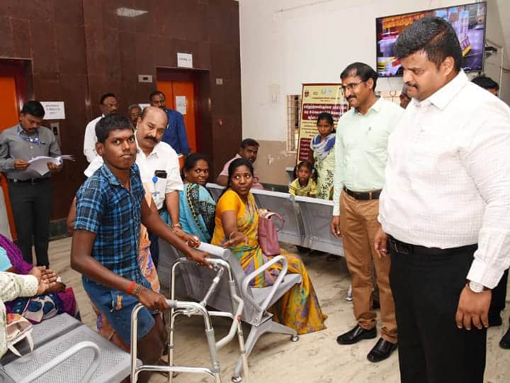 The District Governor went to the place where the differently abled were and received the petitions. மாற்றுத்திறனாளிகள் இருக்கும் இடத்திற்கு சென்று மனுக்களை பெற்ற மாவட்ட ஆட்சித்தலைவர்