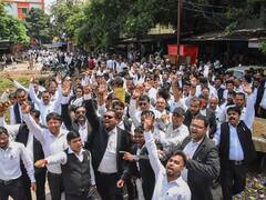 हापुड़ लाठीचार्ज के विरोध में आज भी जारी रहेगी वकीलों की हड़ताल, बार काउंसिल की बैठक में बदला फैसला