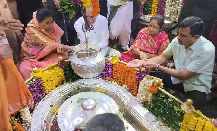 श्रावणातील शेवटचा सोमवार होता. भीमाशंकर चरणी लीन होताना, राज्यावरील दुष्काळाचे संकट कायमस्वरूपी दूर होऊ दे. आमचं सरकारला जनतेच्या ईच्छा-आकांक्षा पूर्ण करण्यासाठी आम्हाला शक्ती द्यावी, असं त्यांनी साकडं घातलं.
