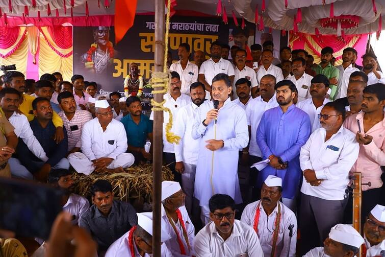 Nashik latest News Farmers of Nashik go on hunger strike for Maratha reservation maharshtra news Nashik News : गावातून गवऱ्या, लाकडं गोळा केली, सरण रचलं, आरक्षणासाठी नाशिकच्या शेतकऱ्याचे सरणावर आमरण उपोषण