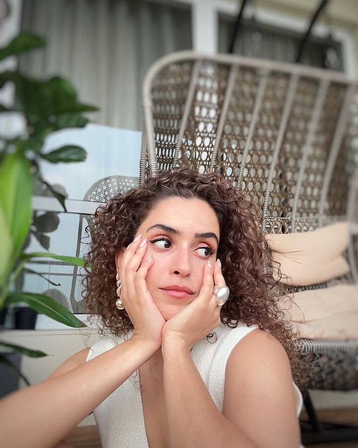 सान्या के घर की बालकनी भी काफी बड़ी है. जहां पर एक्ट्रेस ने एक झूले के साथ-साथ की तरह पौधे भी लगाए हुए हैं.