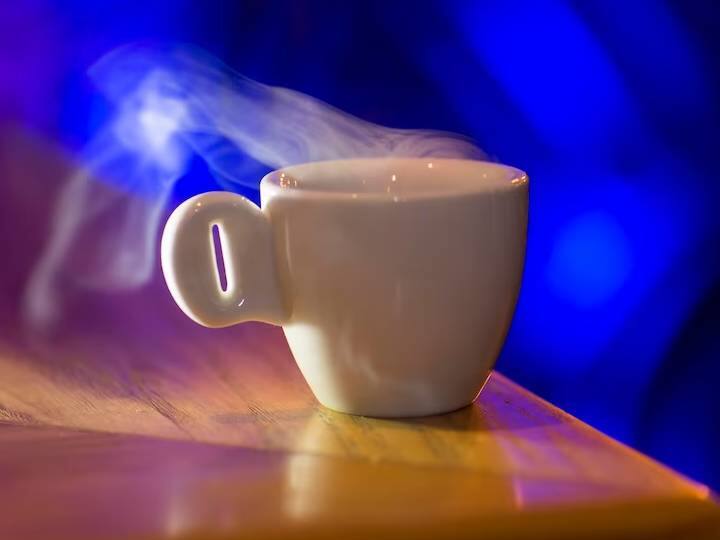 ह शरीर के सूजन को भी कम करने का काम करती है. आज हम बताएंगे अदरक वाली चाय कैसे बनाएं. इसे बनाना बेहद आसान है. बस आपको इस रेसिपी को फॉलो करना है