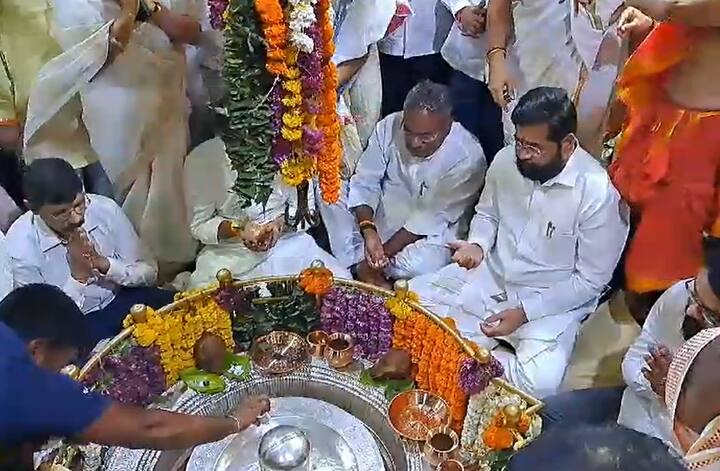 दिवंगत शिवसेना नेते आनंद दिघे यांच्यासोबत मुख्यमंत्री एकनाथ शिंदे हे दरवर्षी श्रावण महिन्यात भीमाशंकर ज्योतिर्लिंगाचे दर्शन घ्यायचे