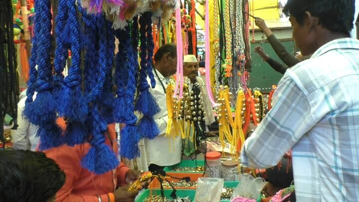 वर्षभर शेतात राबणाऱ्या बैलांप्रती कृतज्ञता व्यक्त करण्यासाठी बैलपोळा साजरा केला जातो.