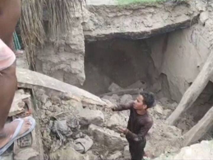 Hardoi Wall Collapsed: हरदोई में बारिश का कहर, अलग-अलग जगहों पर दीवार और छज्जा गिरने से तीन की मौत, चार घायल Hardoi Building Wall Balcony Collapsed Three People Died and Four Injured Due To Heavy Rain ANN Hardoi Wall Collapsed: हरदोई में बारिश का कहर, अलग-अलग जगहों पर दीवार और छज्जा गिरने से तीन की मौत, चार घायल