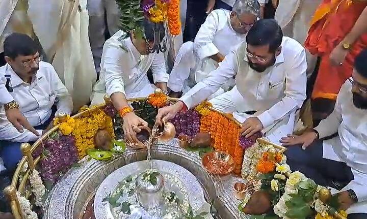 राज्याला दुष्काळी परिस्थितीतून मुक्त करावं, राजकारणाचं वातावरण दूषित करणाऱ्या नेत्यांना सद्बुद्धी द्यावी आणि सत्ताधाऱ्यांना जनतेचे प्रश्न सोडवण्याची जाण द्यावी, असं वेगवेगळं मागणं सत्ताधारी आणि विरोधी पक्षाच्या नेत्यांनी भीमाशंकराकडे मागितलं.